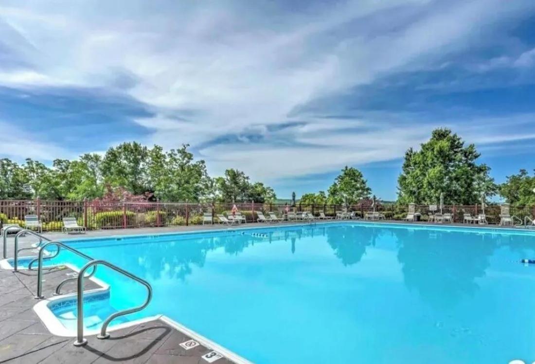 Luxurious At Hills - Beautifully Updated And Affordable - Family Amenities - No Steps Appartement *