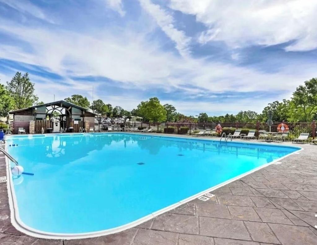 Luxurious At Hills - Beautifully Updated And Affordable - Family Amenities - No Steps Appartement Branson