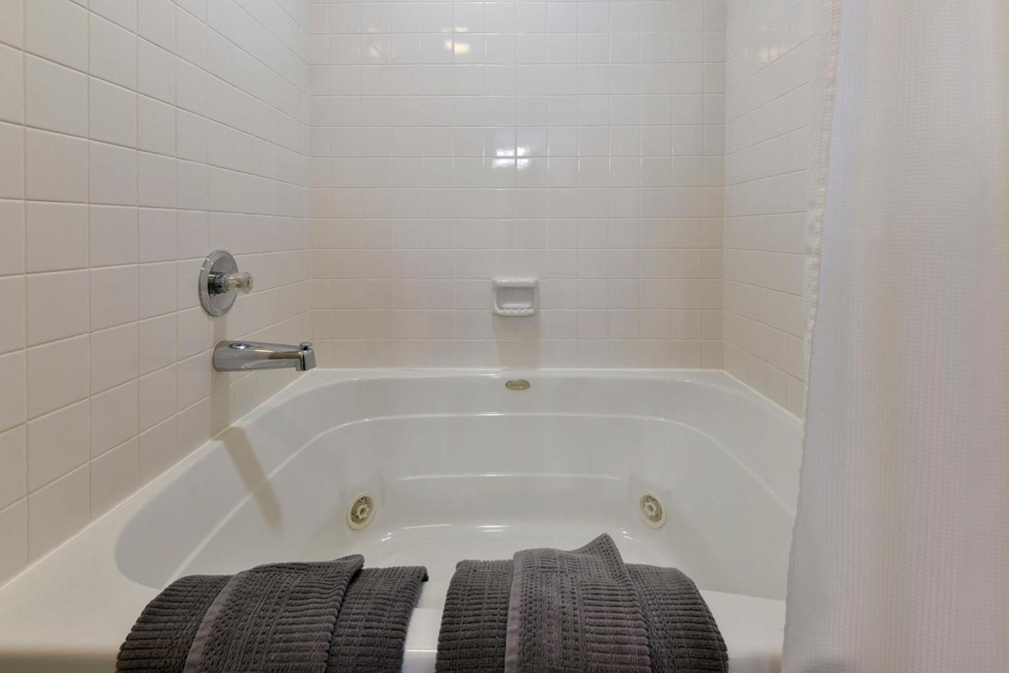 Appartement Luxurious At Hills - Beautifully Updated And Affordable - Family Amenities - No Steps