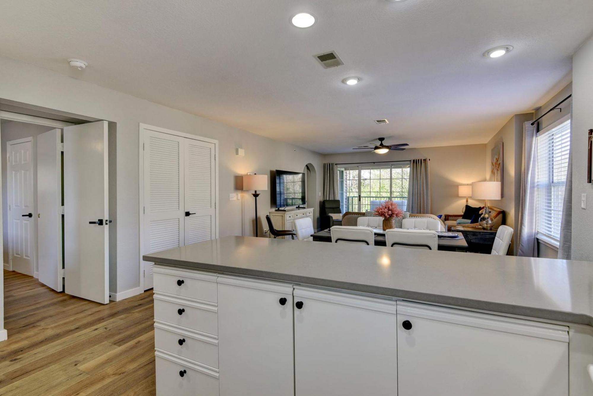 Appartement Luxurious At Hills - Beautifully Updated And Affordable - Family Amenities - No Steps