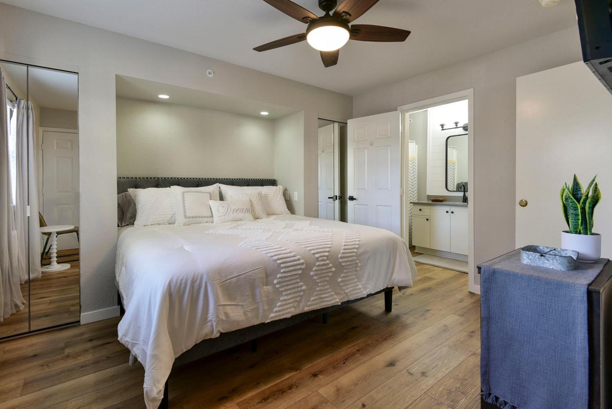 Appartement Luxurious At Hills - Beautifully Updated And Affordable - Family Amenities - No Steps