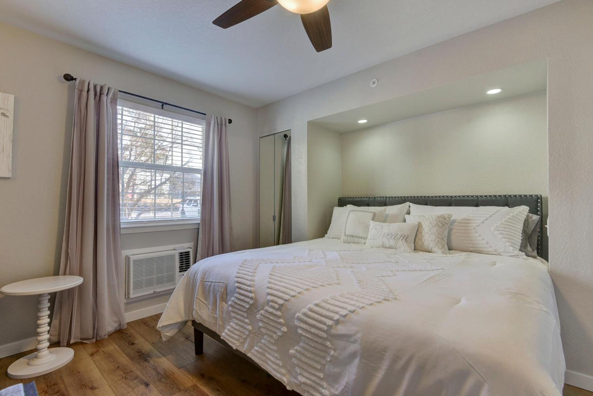 Luxurious At Hills - Beautifully Updated And Affordable - Family Amenities - No Steps Appartement